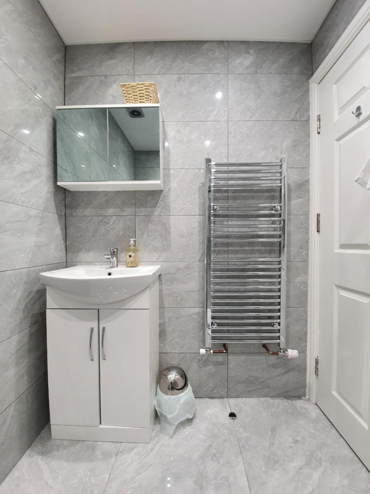 Self-Contained Guest Suite 吉尔福德 外观 照片